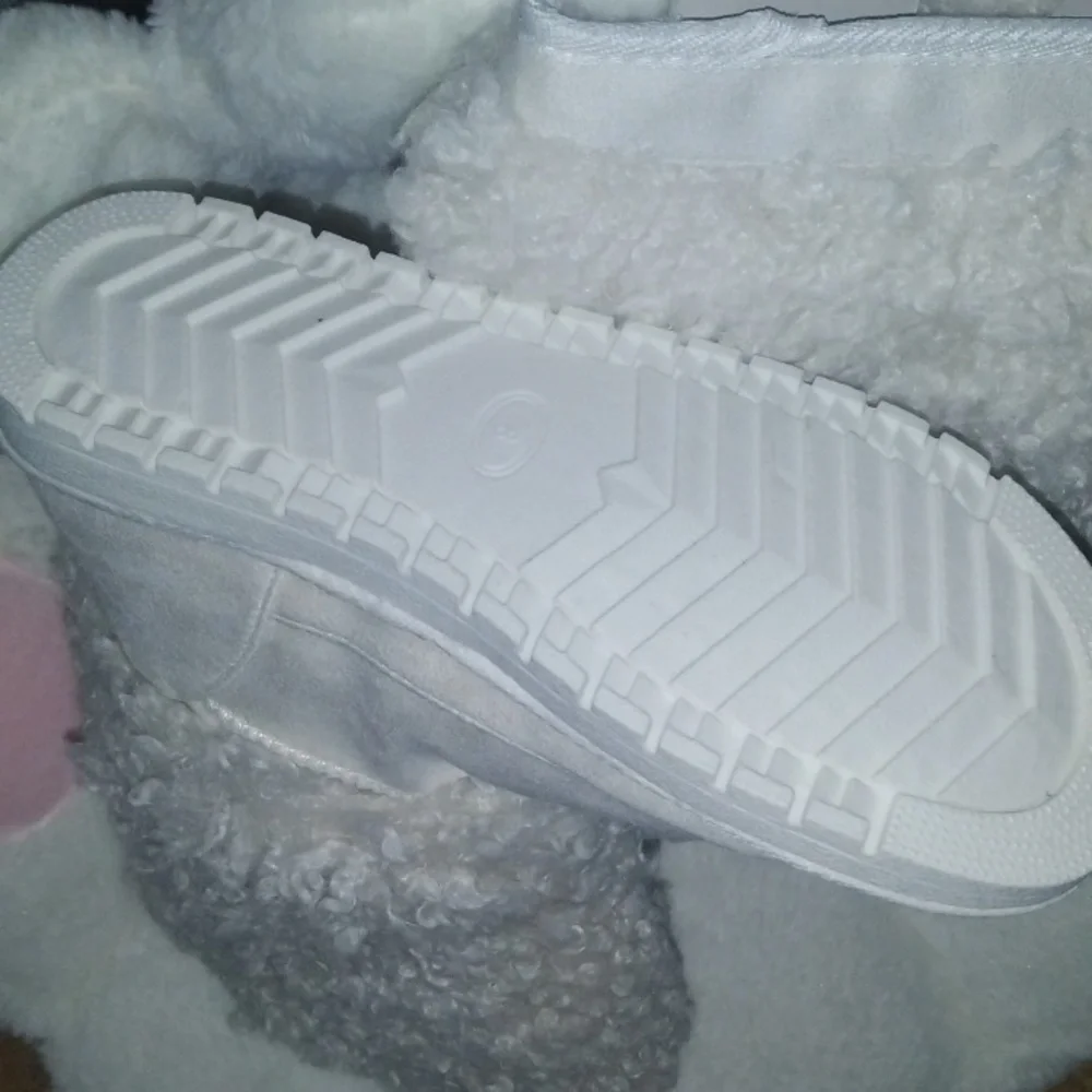 Fuzzy boots - Picture 4 of 4